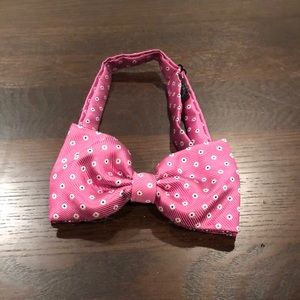 Pre-tied adjustable bow tie